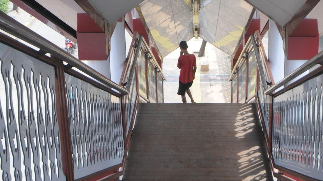 Kehadiran JPO ini dapat membantu warga sekitar untuk menyeberang lebih aman dan nyaman. Terutama bagi para lansia hingga anak-anak pelajar.&nbsp;Foto: Merdeka.com/Imam Buhori