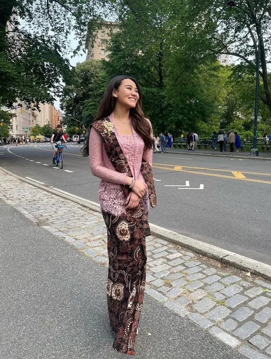 Aaliyah Massaid yang dikabarkan sedang dekat dengan Thoriq, juga terlihat menawan dalam balutan kebaya. Kebaya bernuansa muda yang simpel, dipadu dengan kain batik cokelat sebagai rok dan selendang. [Foto: Instagram/aaliyah.massaid]