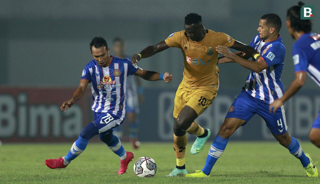 Bhayangkara tidak ketinggalan dengan mengandalkan kerja sama Ezechiel dan Renan Silva. Namun sayang serangan demi serangan yang dilakukan masih berhasil diamankan penjaga gawang Persiraja. (Foto: Bola.com/M iqbal Ichsan)