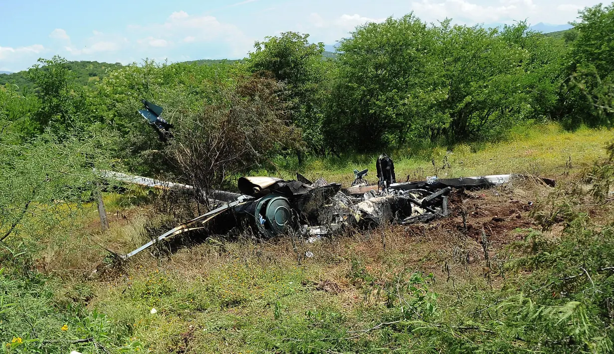 Kondisi puing dari helikopter polisi yang diduga jatuh ditembak oleh sekelompok geng kartel narkoba di Michoacan, Meksiko barat, Rabu (7/9). Helikopter itu sedang mendukung operasi penangkapan terhadap para pemimpin geng kriminal. (PEDRO PARDO/AFP)