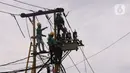 Petugas melakukan maintenence trapo listrik di Kota Tangerang, Banten, Jumat (26/11/2021). Kementerian ESDM menyebutkan Suplai listrik di dalam negeri masih tercatat kelebihan pasokan sampai 2028 mendatang. (Liputan6. com/Angga Yuniar)