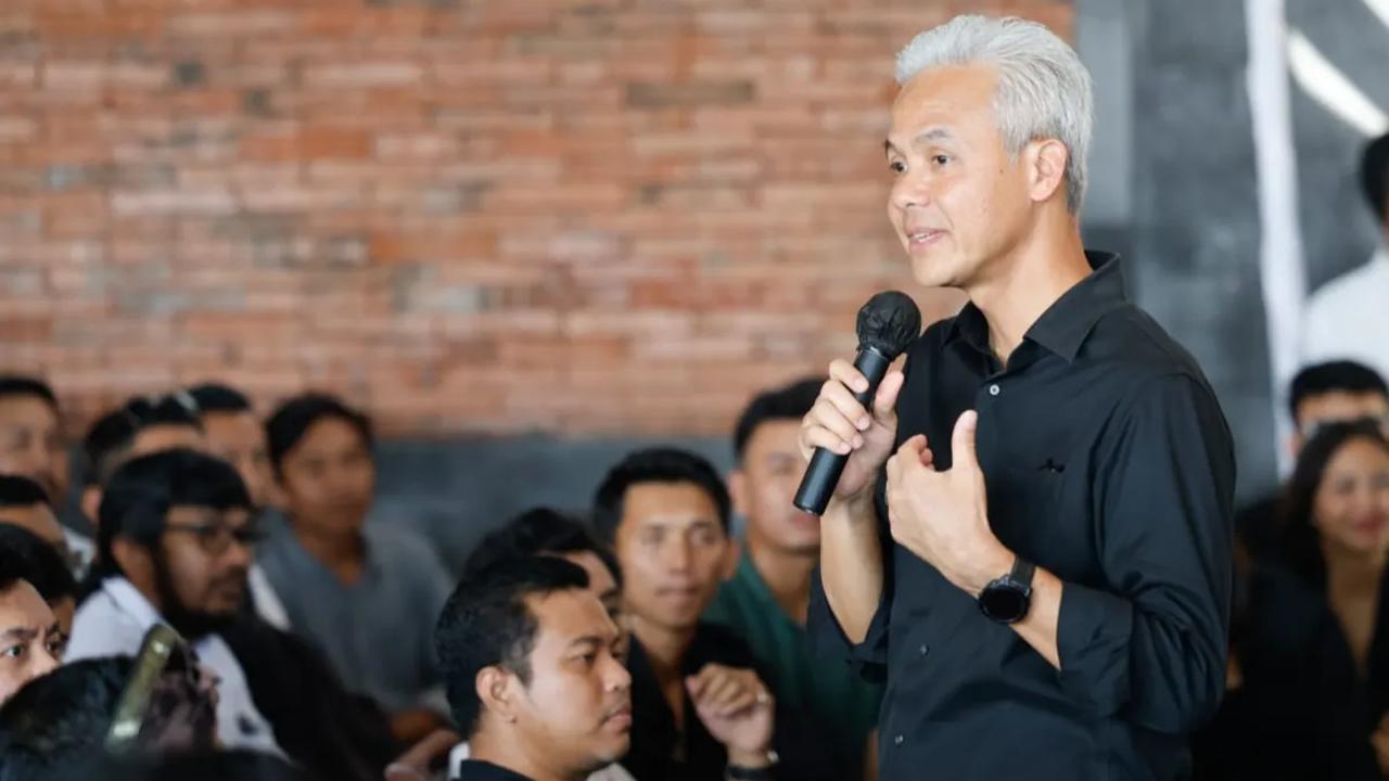 Mendapat pertanyaan tersebut, Ganjar menyebut penegakan hukum dan HAM mengalami penurunan. Bahkan, Ganjar menyebut jeblok dan memberikan rapor lima kepada Jokowi soal penegakan hukum dan HAM.<br>