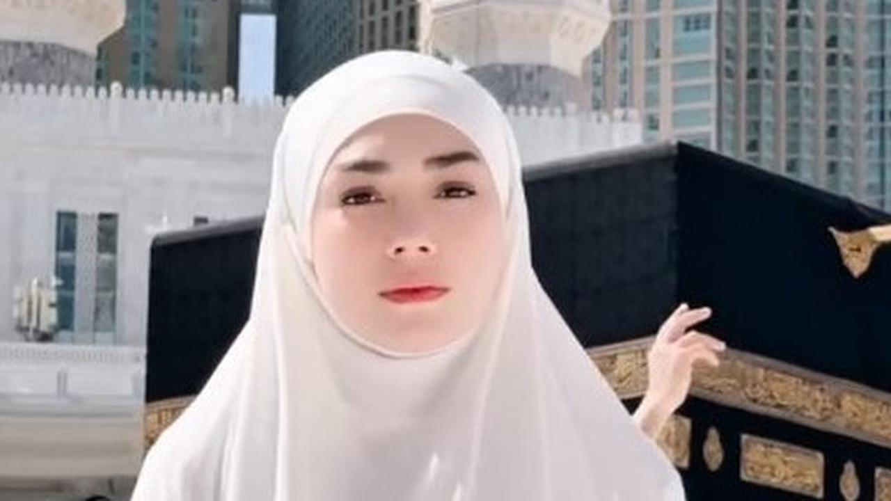 7 Potret Celine Evangelista Bantu Jemaah Terjatuh di Jalur Sa'i Antara Buktit Safa dan Marwah, Wajah Paniknya Tuai Pujian Netizen