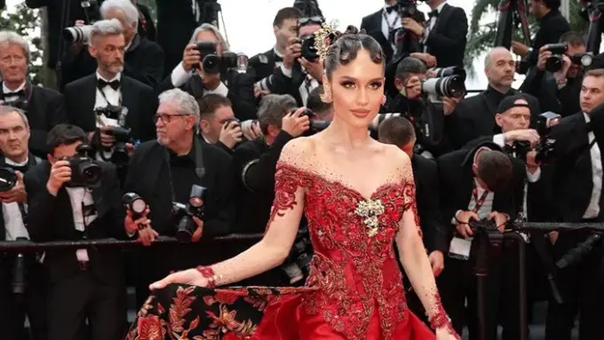 Model kebaya Cinta Laura saat di Red carpet Cannes 2025 [@claurakiehl)