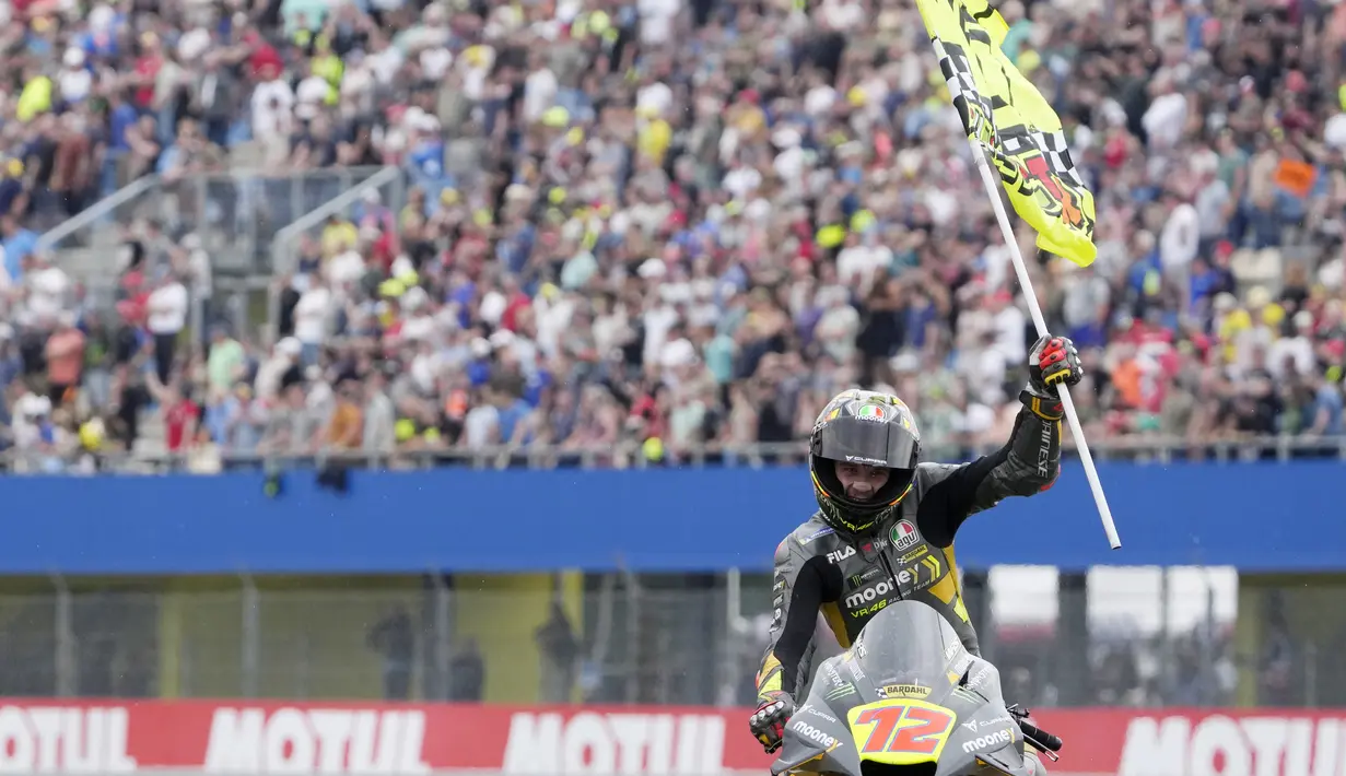 Pecco Bagnaia unggul 0,444 detik dari pesaing terdekatnya, Marco Bezzecchi dari Moonev VR46 Racing Team dan 1,209 detik. (AP/Peter Dejong)