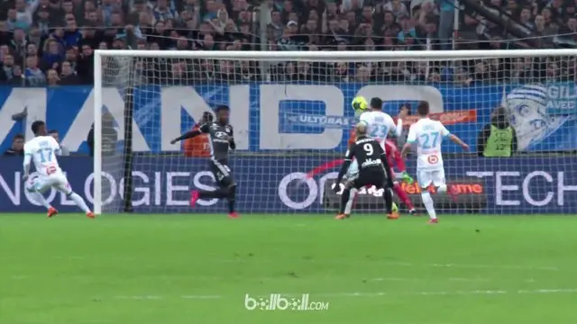 Berita video bek Marseille, Adil Rami, mencetak gol bunuh diri dengan wajahnya saat menghadapi Lyon. This video presented by BallBall.