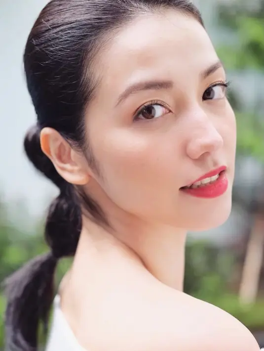 Dalam foto close up, Velove Vexia pamer wajah nyaris bare face dengan makeup super simple. Ditutup dengan lipstik matte merah yang menawan [@vaelovexia]