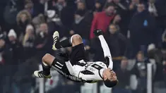 Gelandang Juventus, Hernanes, merayakan gol yang dicetaknya ke gawang Pescara pada laga Serie A di Juventus Stadium, Italia, Sabtu (19/11/2016). Juventus menang 3-0 atas Pescara. (Reuters/Giorgio Perottino)