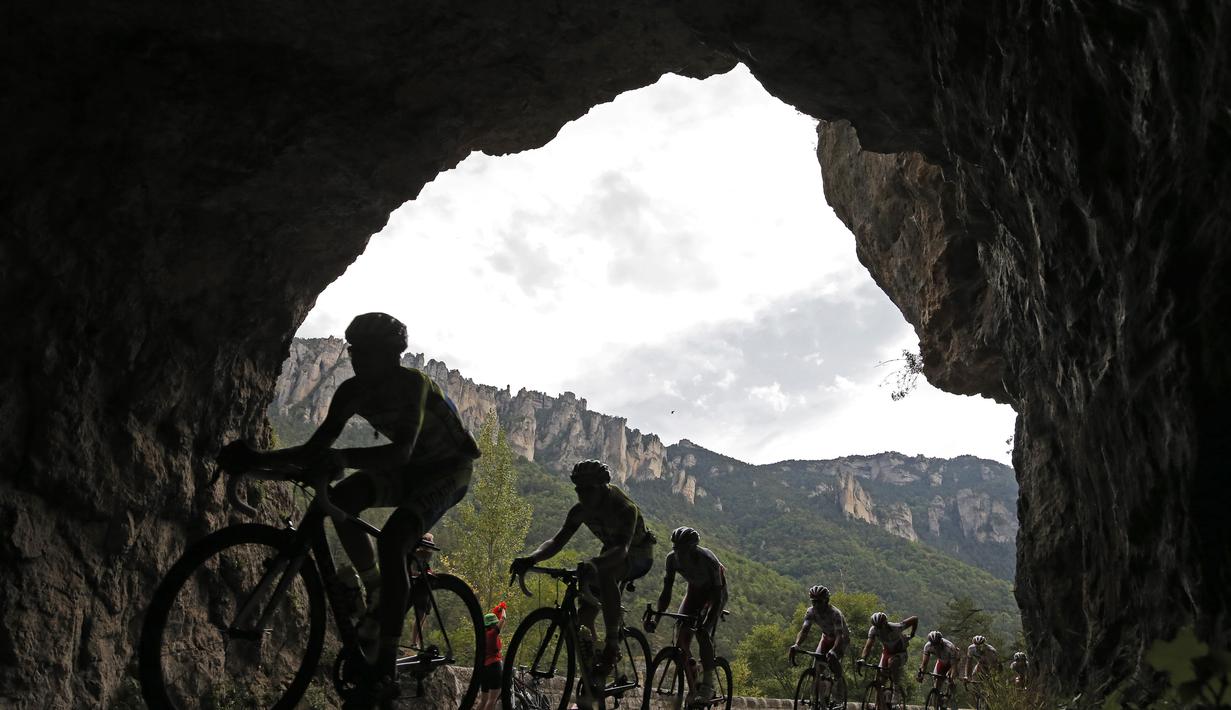 Pebalap sedang melewati terowongan di Sungai Tarn dalam Etape 14 Tour de France 2015 yang menempuh jarak 178.5 km dari Rodez menuju Mende, Prancis. (18/7/2015). (AP Photo/Laurent Cipriani)