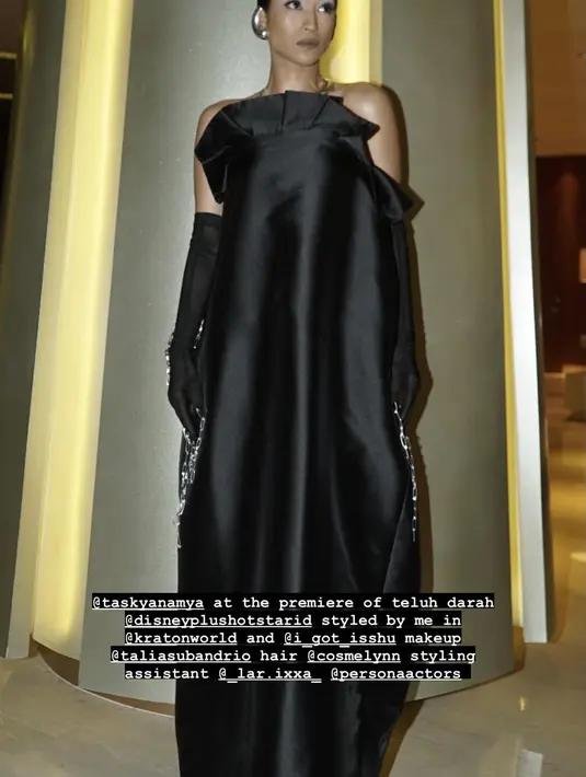Sementara itu, Taskya memakai gaun berpotongan loose dan aksen renda. Dilengkapi dengan gloves hitam sampai lengan. [@taskyanamya]