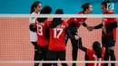 Pemain Voli Indonesia saat melawan Thailand dalam babak penyisihan grup A voli putri Asian Games 2018 di lapangan Tennis Indoor Senayan, Jakarta, Senin (27/8). Indonesia kalah 1-3 dari Thailand. (Bola.com/Vitalis Yogi Trisna)