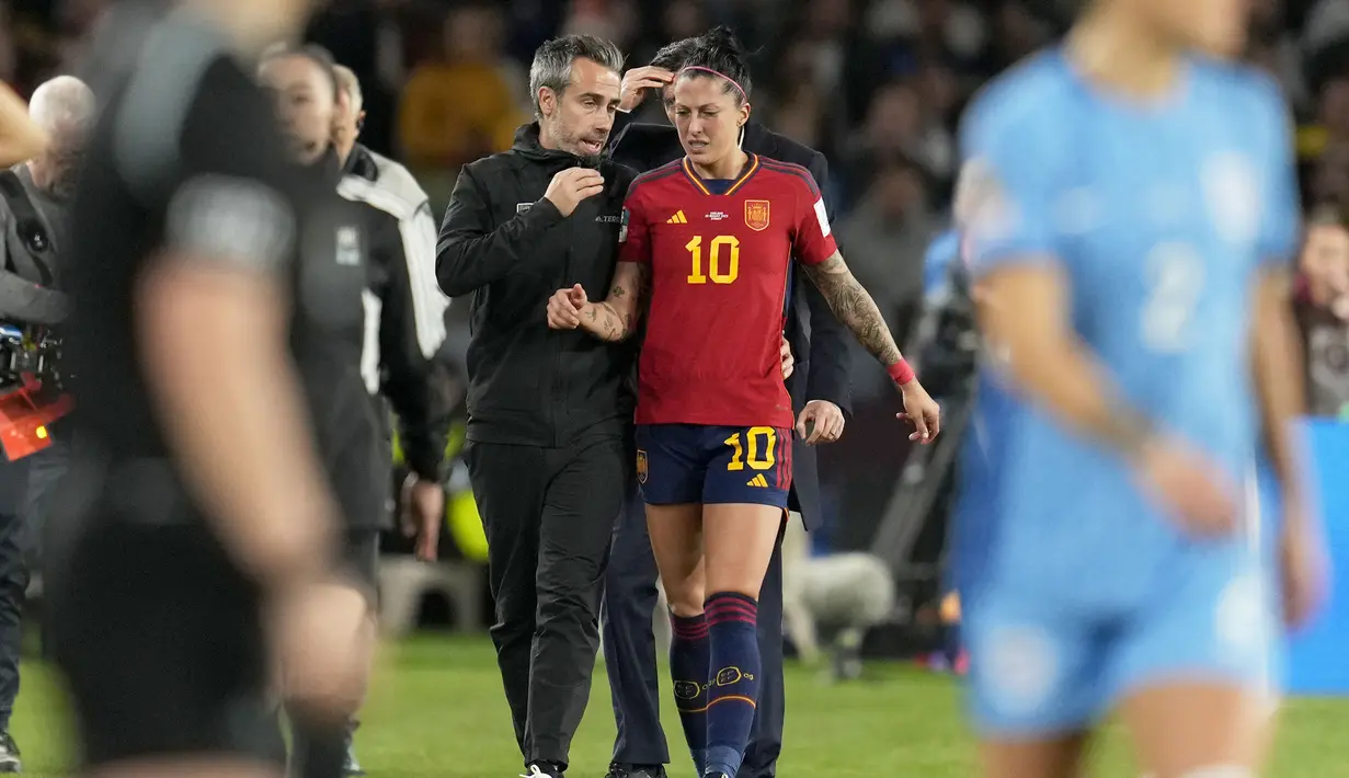 Gelandang Timnas Wanita Spanyol, Jennifer Hermoso meninggalkan lapangan bersama pelatih Jorge Vilda setelah mengalami cedera saat menghadapi Timnas Wanita Inggris pada laga final Piala Dunia Wanita 2023 di Australia Stadium, Sydney (20/8/2023). (AP Photo/Abbie Parr)