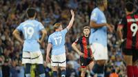 Kevin De Bruyne&nbsp;bereaksi terhadap sambutan suporter saat ditarik keluar dalam laga Manchester City vs Bournemouth, Rabu (21/5/2025). (AP Photo/Dave Thompson)