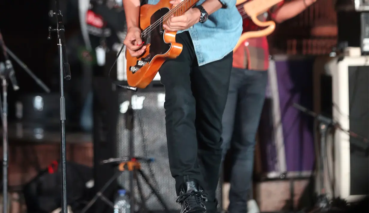 Baron mengungkapkan kesulitannya mengumpulkan para gitaris papan atas ini. Karena padatnya jadwal manggung masing-masing. Ia mengakui paling susah Eross SO7. Disamping sibuk, jadwalnya juga padat. (Andy Masela/Bintang.com)