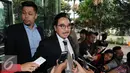 Hotma Sitompul memberikan keterangan pers usai menjalani pemeriksaan di Gedung KPK, Jakarta (29/11). Hotma diperiksa sebagai saksi terkait kasus dugaan korupsi proyek pengadaan e-KTP di Kementerian Dalam Negeri (Kemendagri). (Liputan6.com/Helmi Affandi)