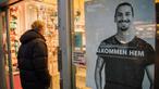 Gambar Zlatan Ibrahimovic berjudul "Welcome home",menyambut sang bintang saat Liga Champions,di Malmo, Swedia,Rabu (25/11/2015). Zlatan Ibrahimovic membayar semua biaya acara nonton bareng di kampung halamannya. (AFP Photo/Jonathan Nackstrand)