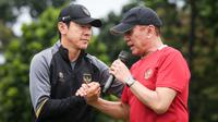 Ketua Umum PSSI, Mochamad Iriawan bersalaman dengan pelatih Timnas Indonesia U-20, Shin Tae-yong saat latihan terpusat untuk Piala Asia U-20 2023 yang berlangsung di Lapangan A, Kompleks Stadion Utama Gelora Bung Karno (SUGBK), Jakarta, Rabu (15/02/2023). Skuad berjuluk Garuda Nusantara akan melakukan pertandingan uji coba bertajuk Mini Turnamen 2023 dalam waktu dekat melawan Fiji, Guatemala, dan Selandia Baru pada 16 hingga 22 Februari 2023. (Bola.com/Bagaskara Lazuardi)