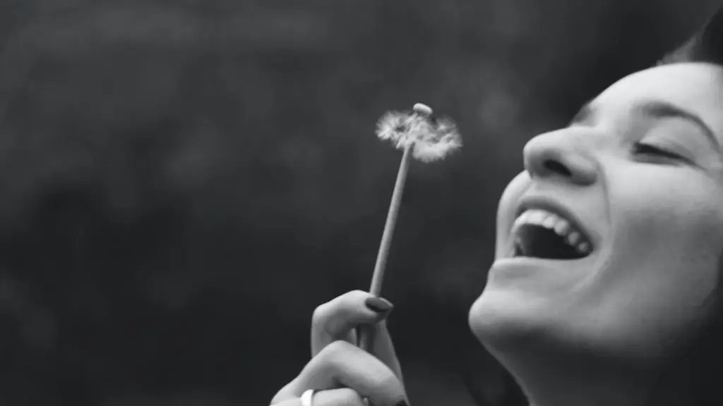 Ilustrasi bahagia, menikmati hidup, bebas. (Photo by George Shervashidze: https://www.pexels.com/photo/smiling-woman-holding-dandelion-flower-403448/)