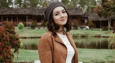 Sebagai publik figur, Ersya Aurelia selalu memperhatikan penampilannya. Di keseharian ia kerap tampil dengan gaya kasual. Meski terkesan simpel, penampilan pemain sinetron Dia Bukan Manusia ini tetap terlihat stylish. (Liputan6.com/IG/@ersyaurel)