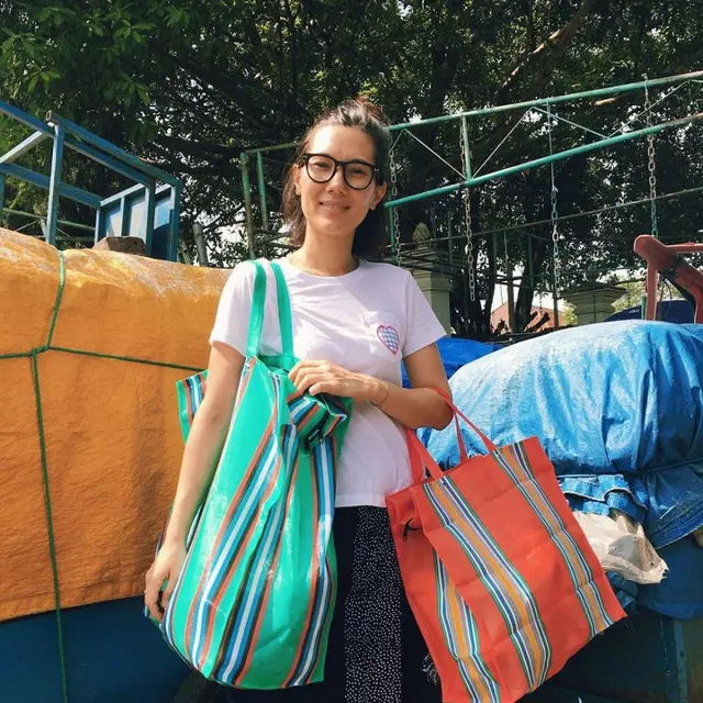 6 Potret Kesederhanaan Istri Eross Candra Sheila on 7,