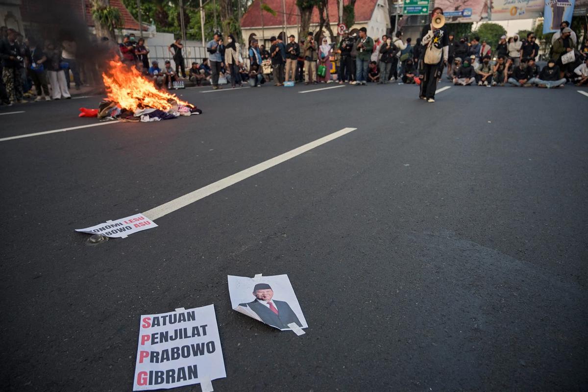 FOTO: Demo  Mahasiswa dan Warga Surabaya Berakhir Ricuh