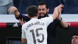 Gelandang Real Madrid, Arda Guler, mencetak gol spektakuler saat timnya menang 4-1 atas Elche pada laga pekan ke-28 La Liga di Santiago Bernabeu, Minggu (15/03/2026) dini hari WIB. (AP Photo/Manu Fernandez)