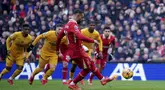 Pemain Liverpool, Mohamed Salah mencetak gol melalui tendangan penalti ke gawang Wolverhampton dalam laga lanjutan Liga Inggris 2024/2025 di Anfield, Liverpool, Inggris, Minggu (16/02/2025). (AP Photo/PA/Peter Byrne)