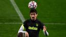 Pemain Atletico Madrid, Stefan Savic, saat mengikuti sesi latihan jelang laga Liga Champions di Stadion Wanda Metropolitano, Selasa (1/12/2020) wib. Atletico Madrid akan menghadapi Bayern Munchen. (AFP/Pierre-Philippe Marcou)
