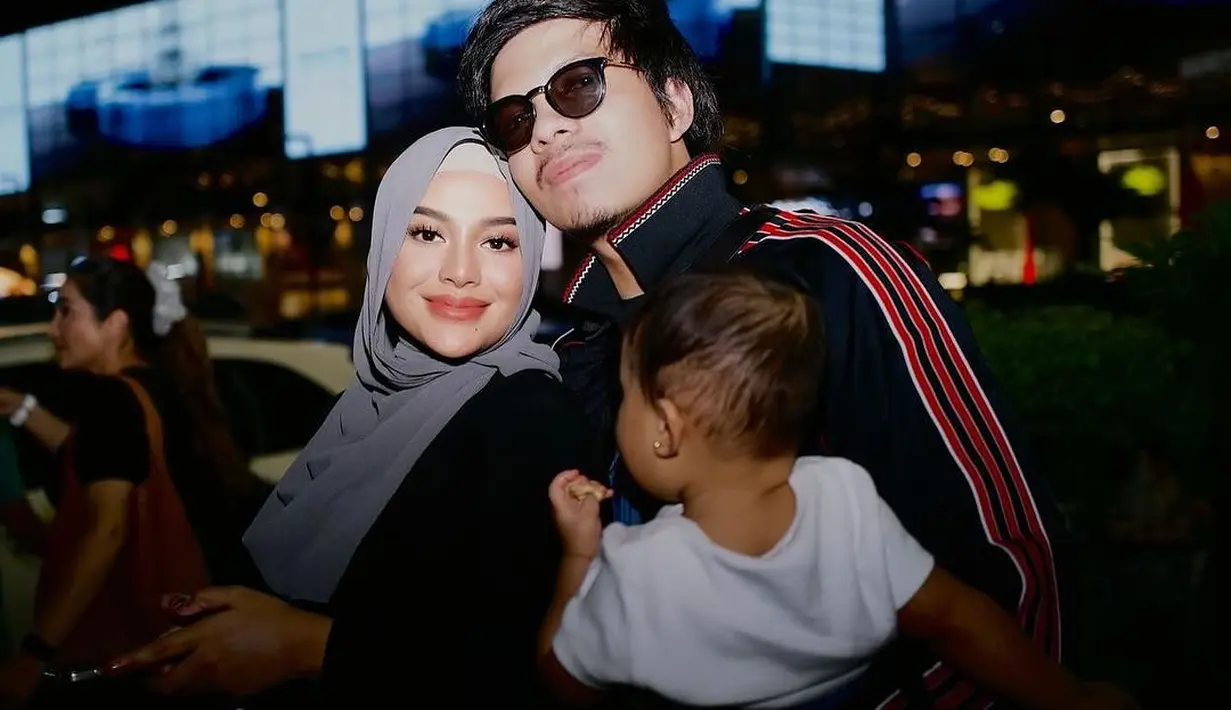 Dalam agenda liburan mereka ke Thailand, Atta Halilintar, Aurel Hermansyah, bersama dua anaknya pun terlihat kembali tampil dengan gaya fashion serasi. [@attahalilintar].