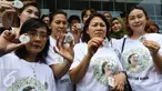 Sejumlah pendukung Mirna memperlihatkan pin bergambar wajah Mirna yang tengah tersenyum jelang sidang vonis di PN Jakarta Pusat, Kamis (27/10). Para pendukung Mirna berharap terdakwa Jesicca Wongso divonis mati. (Liputan6.com/Helmi Afandi)