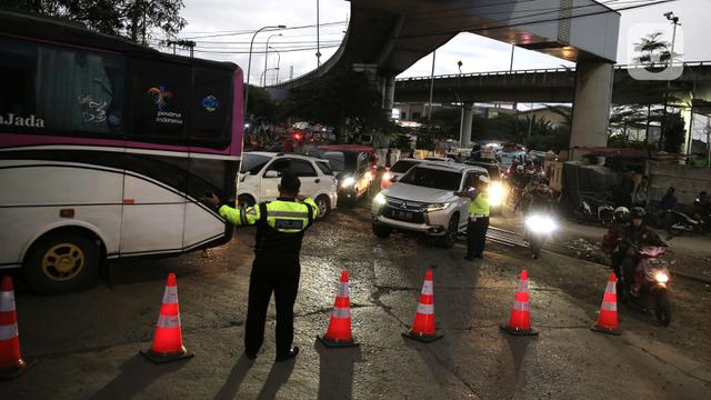 Pelabuhan Merak Ditutup, Pemudik Dialihkan ke Pelabuhan Indah Kiat