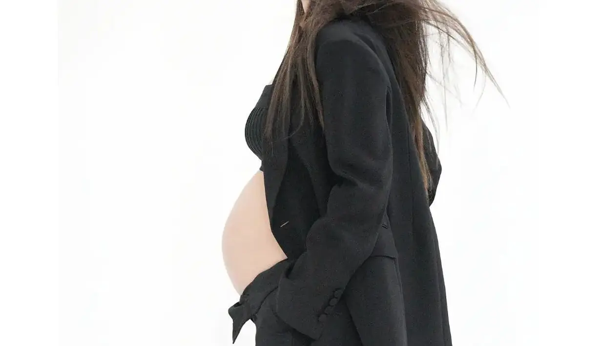 Outfitnya ini ditumpuk dengan blazer yang semuanya berwarna hitam. [Foto: Instagram/sky5joyous]