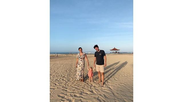 Potret Marissa Nasution dan keluarga kecilnya saat menghabiskan waktu di pantai.