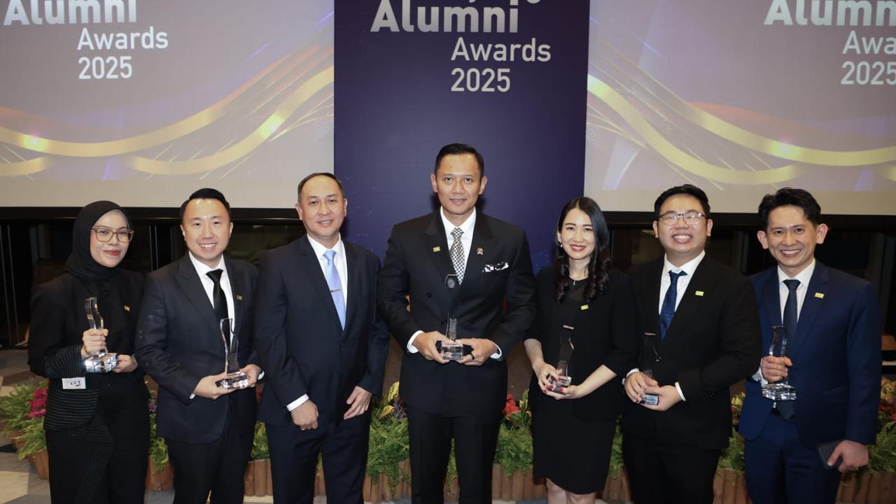 Menko AHY Raih Penghargaan Tertinggi Alumni NTU Singapura