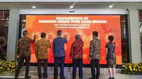 Jajaran Direksi Bank Danamon Indonesia, Perwakilan Bank Indonesia Sumatera Utara, dan OJK Regional 5 menekan tombol pada peresemian kembali Kantor Cabang Danamon Putri Hijau di Medan, Sumatera Utara (30/11/2022). (Liputan6.com/HO)