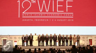 Presiden RI, Jokowi bersama pimpinan dan perwakilan negara peserta befoto bersama usai Pembukaan World Islamic Economic Forum ke-12 di Jakarta, Selasa (2/8). Pertemuan KTT WIEF ke-12 Tahun 2016 berlangsung 2 - 4 Agustus. (Liputan6.com/Faizal Fanani)