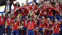 Kapten Timnas Spanyol, Alvaro Morata, mengangkat trofi juara Euro 2024 setelah membawa La Furia Roja mengalahkan Inggris di laga final yang berlangsung di Olympiastadion Berlin, Senin (15/7/2024) dini hari WIB. (AP Photo/Frank Augstein)