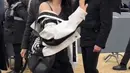 Han So Hee lengkapi outfit boyish-nya dengan Saddle Bag hitam polos dari Dior [@xeesoxee_twfan]