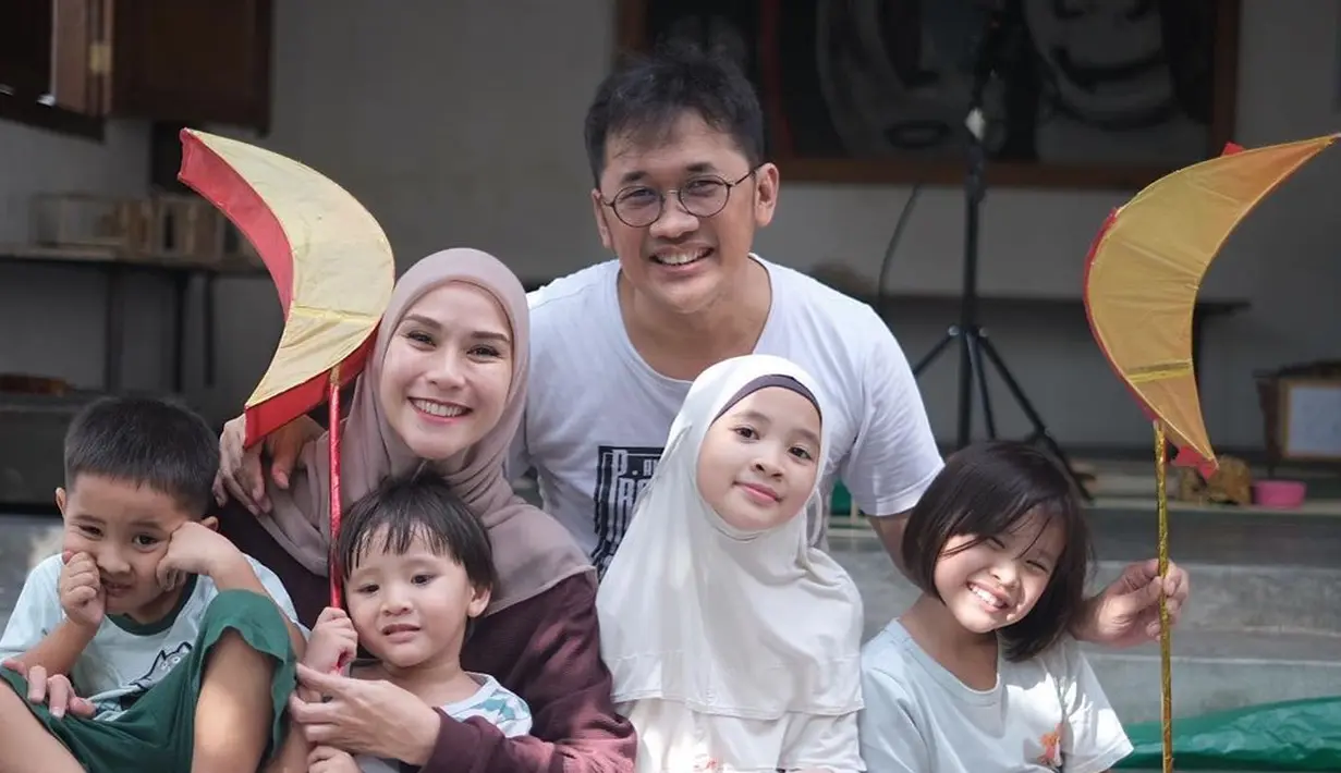 Zaskia Adya Mecca kini tengah menanti kehadiran anak kelimanya bersama Hanung Bramantyo. Baru mengumumkan ke public saat usia kandungannya delapan bulan, tentu banyak yang penasaran juga soal jenis kelaminnya.  (Instagram/zaskiaadyamecca)