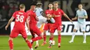 Pemain Twente, Mees Hilgers (kedua kiri) berebut bola dengan pemain Lazio, Fisayo Dele-Bashiru dalam laga lanjutan Liga Europa 2024/2025 yang berlangsung di De Grolsch Veste stadium, Enschede, Belanda, Jumat (25/10/2025) dini hari WIB. (AP Photo/Peter Dejong)