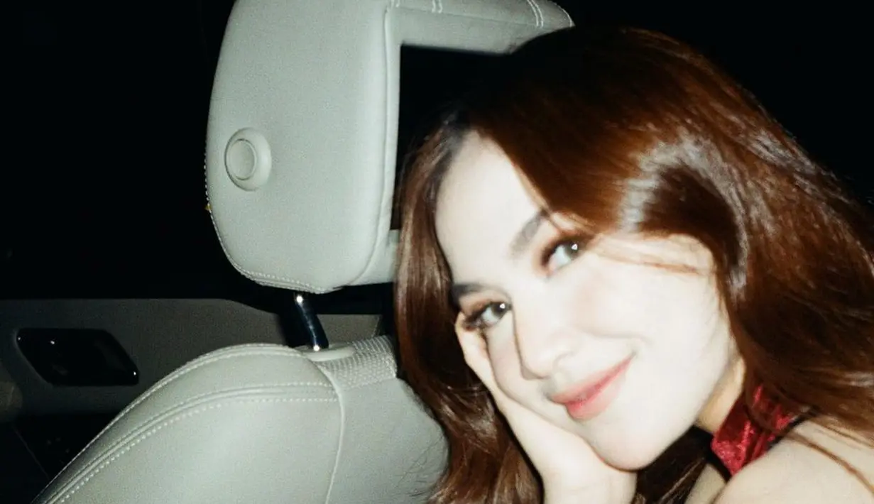 Namun saat ia memutuskan tersenyum, fans dibuat semakin jatuh hati padanya. [Instagram.com/mahaliniraharja]