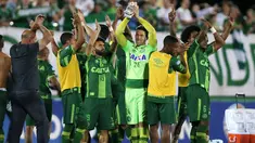 Pemain Chapecoense merayakan kemenangan usai melawan San Lorenzo di stadion Arena Conda di Chapeco, Brasil (23/11). Pesawat yang mereka tumpangi terjatuh di hutan Kolombia. (REUTERS / Paulo Whitaker)