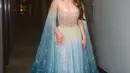 Penampilan bak princess Sherina Munaf pakai dress megah. Detail dress dengan cape dan rok yang flowy menjuntai hingga ke lantai bernuansa biru gradasi membuat penampilan Sherina bak ratu es. [Foto: Instagram/sherinamunaf]