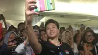 Liliyana Natsir melayani permintaan foto dari penggemarnya setelah final Indonesia Masters 2019. (Bola.com/Benediktus Gerendo Pradigdo)