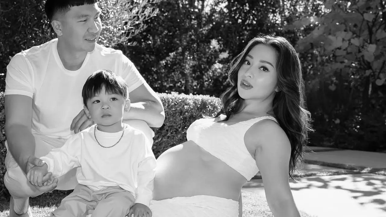 6 Potret Glowing Nikita Willy Lakoni Maternity Shoot di Luar Negeri, Elegan dengan Crop Top-Baju Transparan
