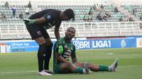 Striker Persebaya, Paulo Victor mengalami cedera saat pertandingan kontra Persita Tangerang (12/8/2023). (Bola.com/Aditya Wany)