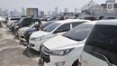 Seorang pria di antara kendaraan yang terparkir di salah satu pusat perbelanjaan di kawasan Jakarta, Selasa (20/8/2019). Pemprov DKI Jakarta tengah mengkaji rencana untuk menaikkan tarif parkir di ibu kota sebagai bagian dari usaha mengurangi kemacetan dan polusi udara. (merdeka.com/Iqbal S Nugroho)