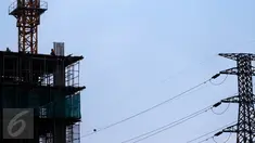 Pekerja menyelesaikan proyek pembuatan gedung bertingkat di Jakarta, (13/3). Berdasarkan data BPJS Ketenagakerjaan, hingga akhir 2015 telah terjadi kecelakaan kerja sebanyak 105.182 kasus kecelakaan kerja. (Liputan6.com/Faizal Fanani)