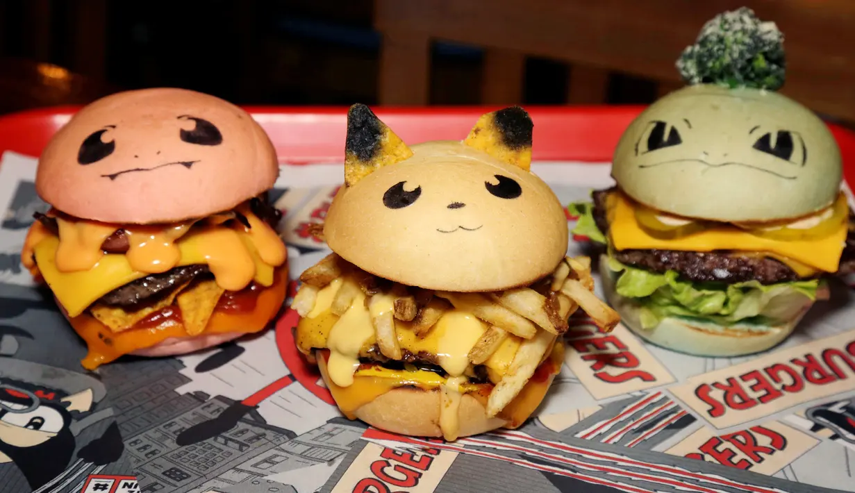 Pokeburg, burger dalam bentuk karakter Pokemon diperlihatkan di restoran Down N 'Out Burger, Sydney, Australia, (26/8). Restoran ini menjual burger berkarakter Pokemon seperti Chugmander, Pikachu dan Bulboozaur. (REUTERS/Jason Reed)