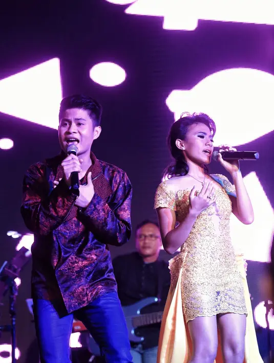 Dalam mini konser tersebut, Esal Revano dan Meivin Malelak membawakan lagu-lagu terbaiknya. Lagu milik Justin Bieber terbaru berjudul Love Yourself dibawakan sebagai pembuka untuk mengawali konsernya. (Adrian Putra/Bintang.com)